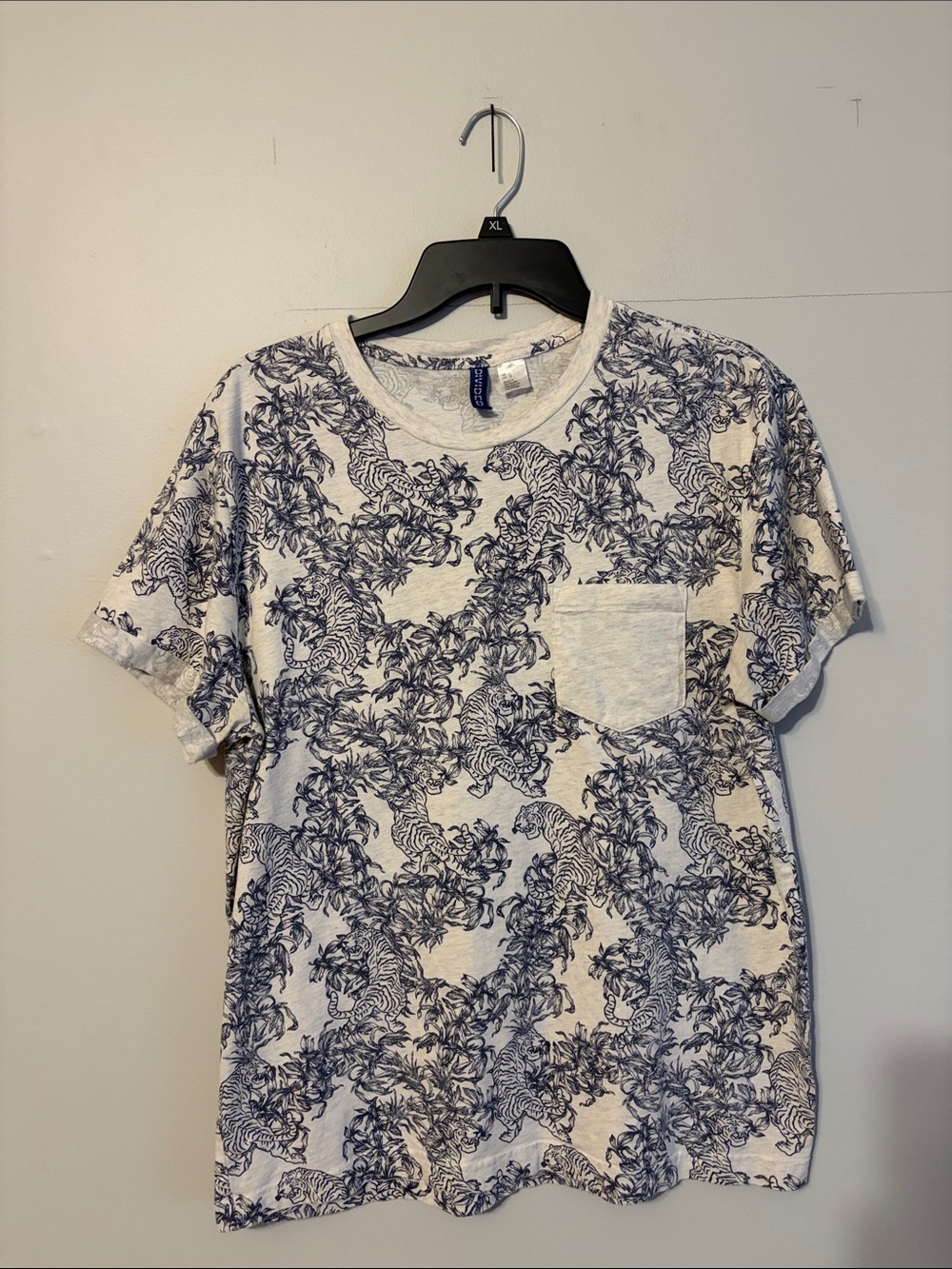 H&M Divided light grey Tee with Navy Tiger/jungle Graphic. Chest pocket. Large.
